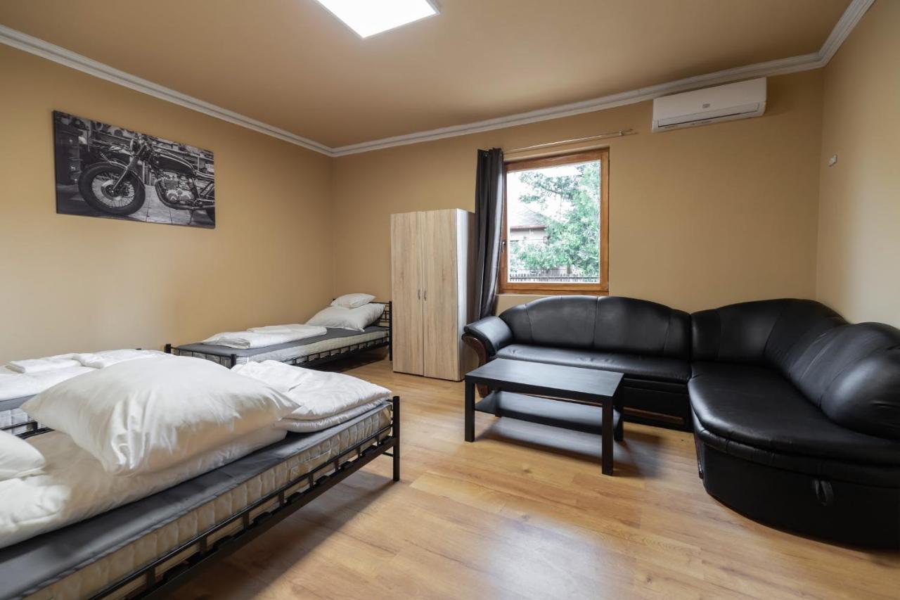 Ivanhoe Apartman Apartment นีย์รบาตอร์ ภายนอก รูปภาพ