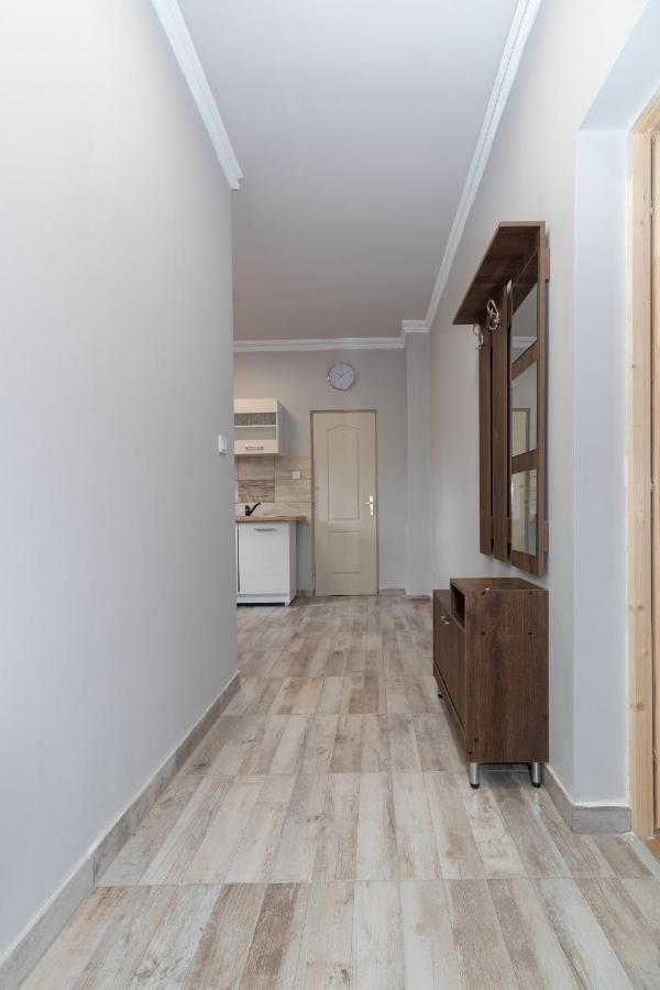 Ivanhoe Apartman Apartment นีย์รบาตอร์ ภายนอก รูปภาพ
