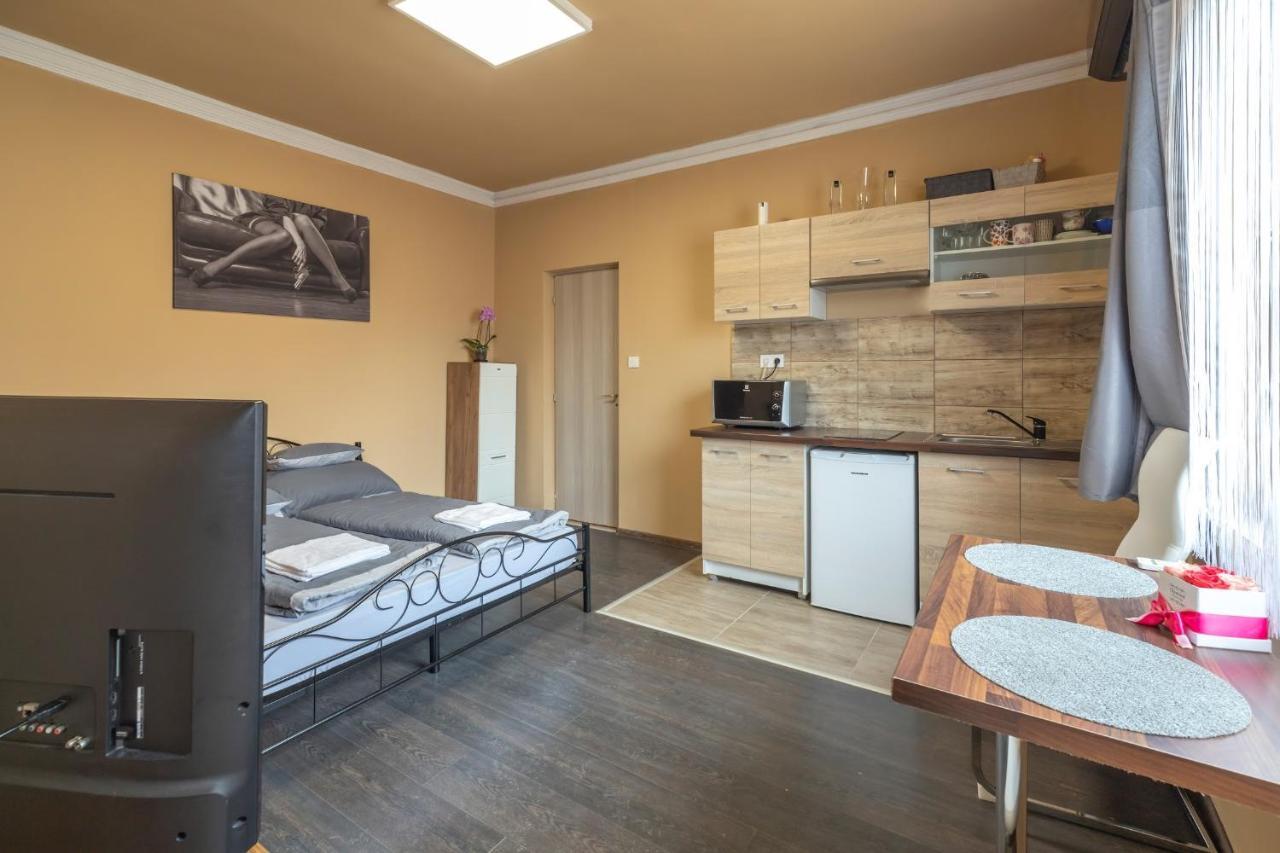 Ivanhoe Apartman Apartment นีย์รบาตอร์ ภายนอก รูปภาพ
