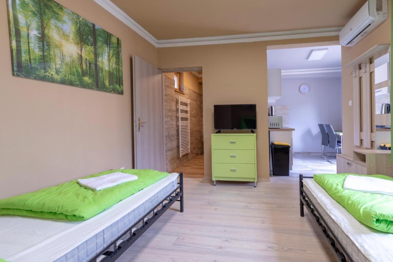 Ivanhoe Apartman Apartment นีย์รบาตอร์ ภายนอก รูปภาพ