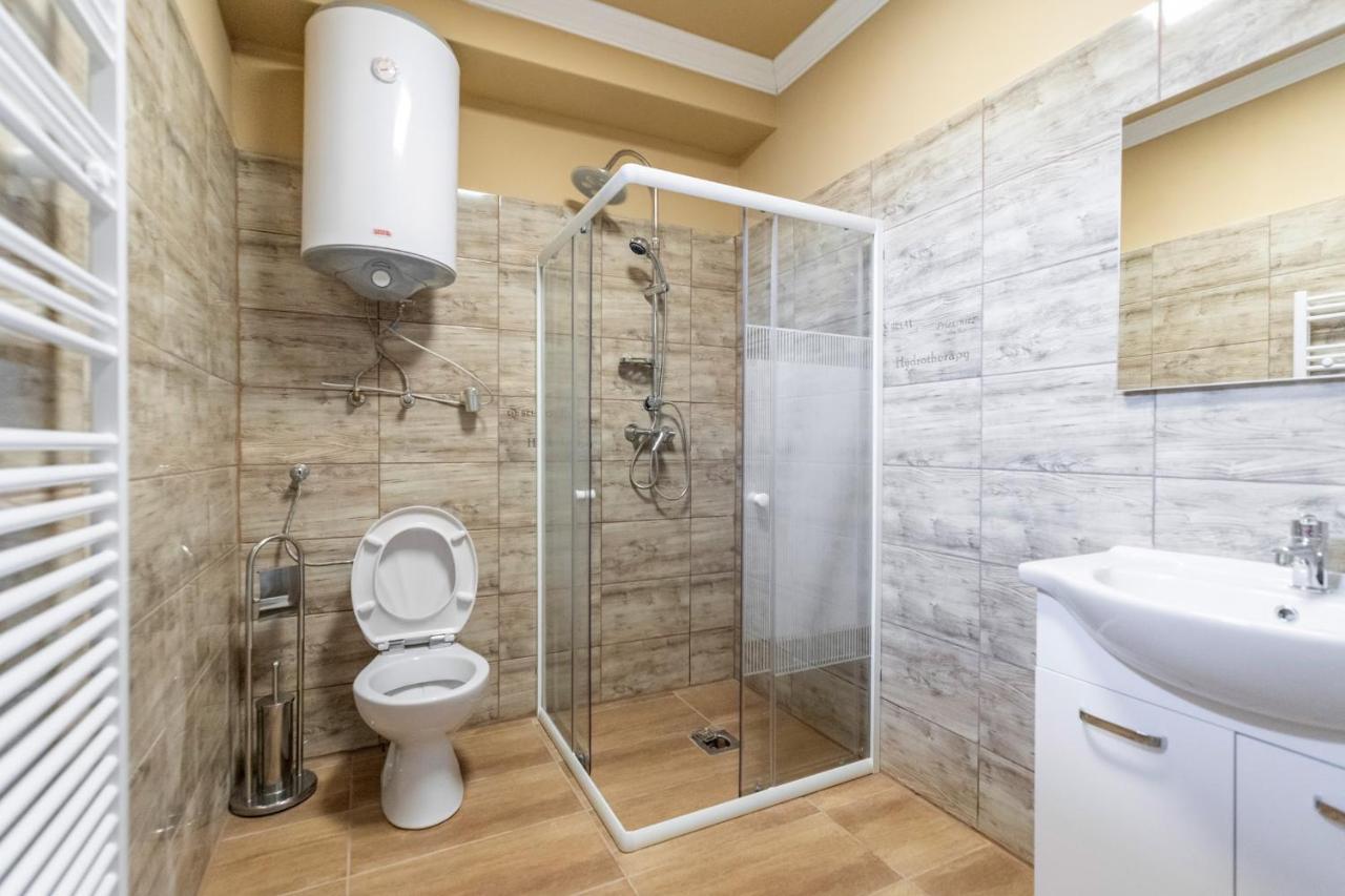 Ivanhoe Apartman Apartment นีย์รบาตอร์ ภายนอก รูปภาพ