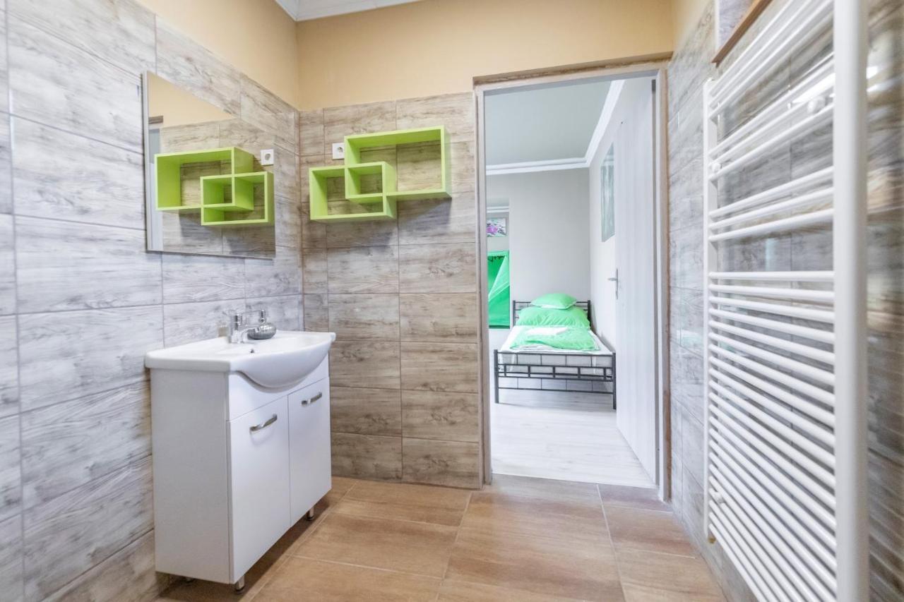 Ivanhoe Apartman Apartment นีย์รบาตอร์ ภายนอก รูปภาพ