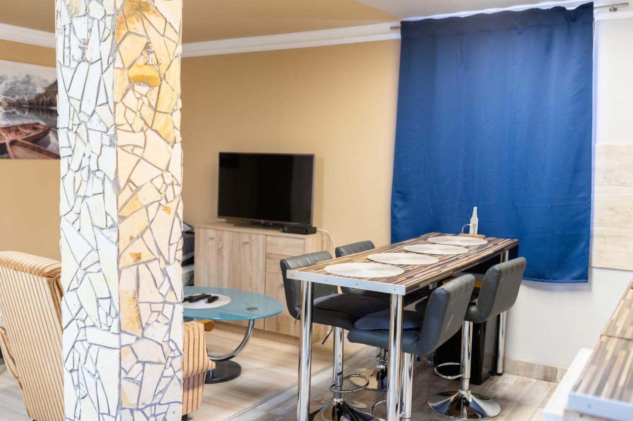 Ivanhoe Apartman Apartment นีย์รบาตอร์ ภายนอก รูปภาพ