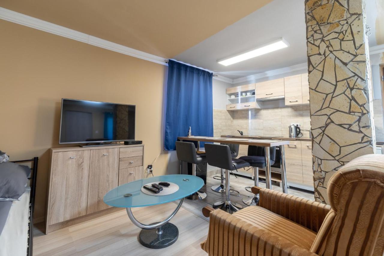 Ivanhoe Apartman Apartment นีย์รบาตอร์ ภายนอก รูปภาพ