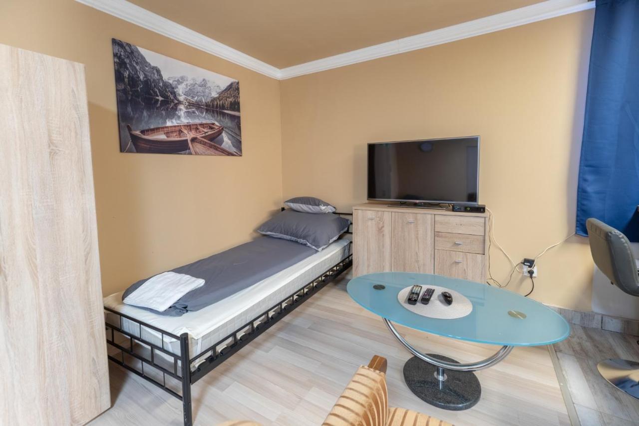 Ivanhoe Apartman Apartment นีย์รบาตอร์ ภายนอก รูปภาพ