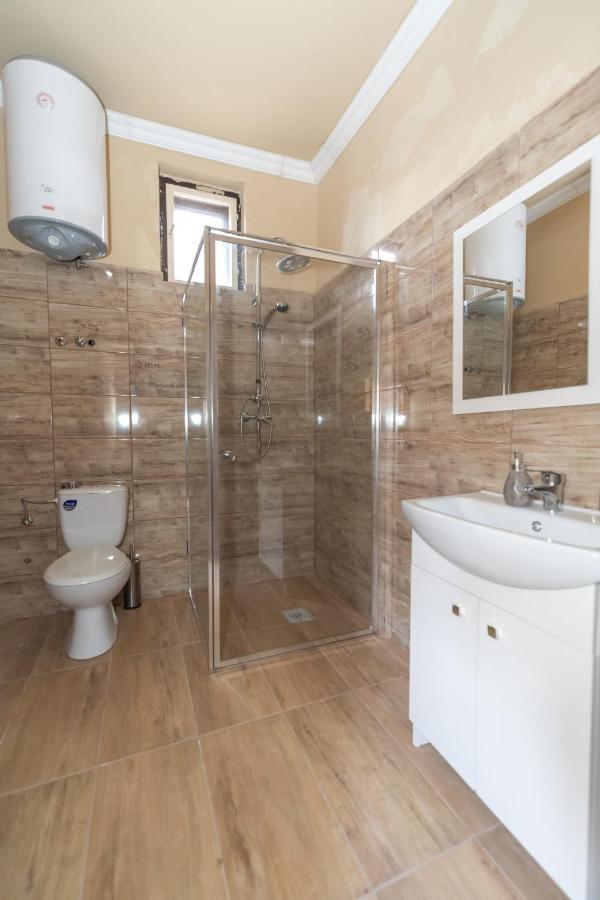 Ivanhoe Apartman Apartment นีย์รบาตอร์ ภายนอก รูปภาพ