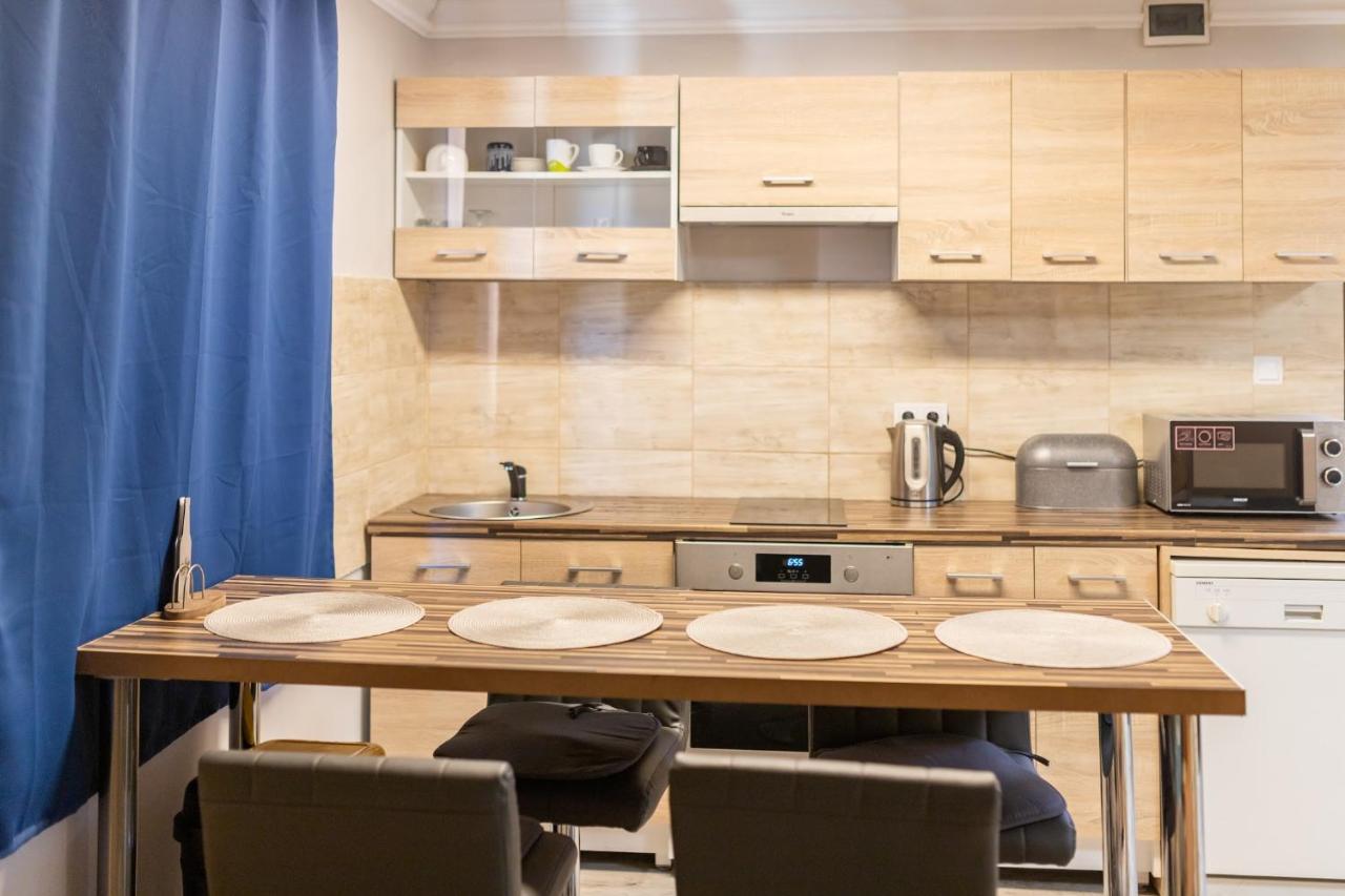 Ivanhoe Apartman Apartment นีย์รบาตอร์ ภายนอก รูปภาพ
