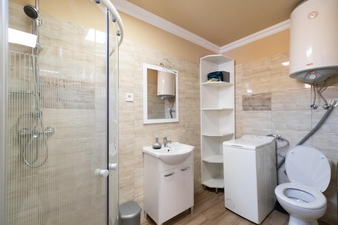 Ivanhoe Apartman Apartment นีย์รบาตอร์ ภายนอก รูปภาพ