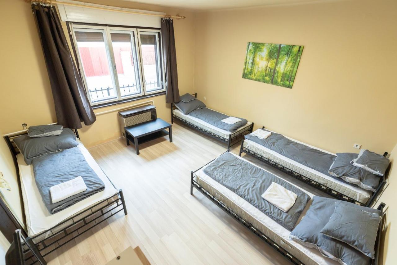 Ivanhoe Apartman Apartment นีย์รบาตอร์ ภายนอก รูปภาพ