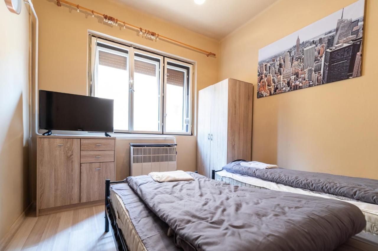 Ivanhoe Apartman Apartment นีย์รบาตอร์ ภายนอก รูปภาพ
