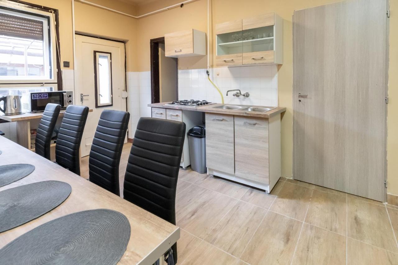 Ivanhoe Apartman Apartment นีย์รบาตอร์ ภายนอก รูปภาพ