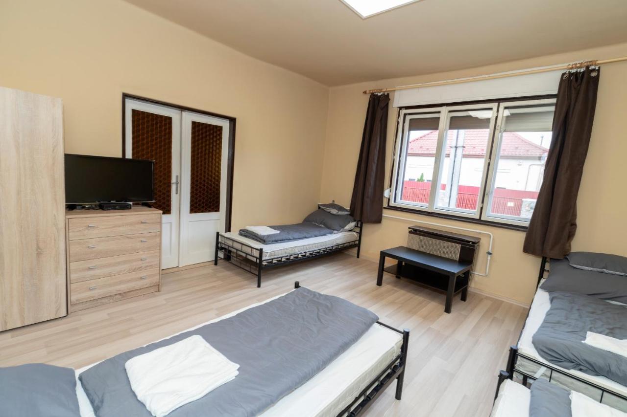 Ivanhoe Apartman Apartment นีย์รบาตอร์ ภายนอก รูปภาพ